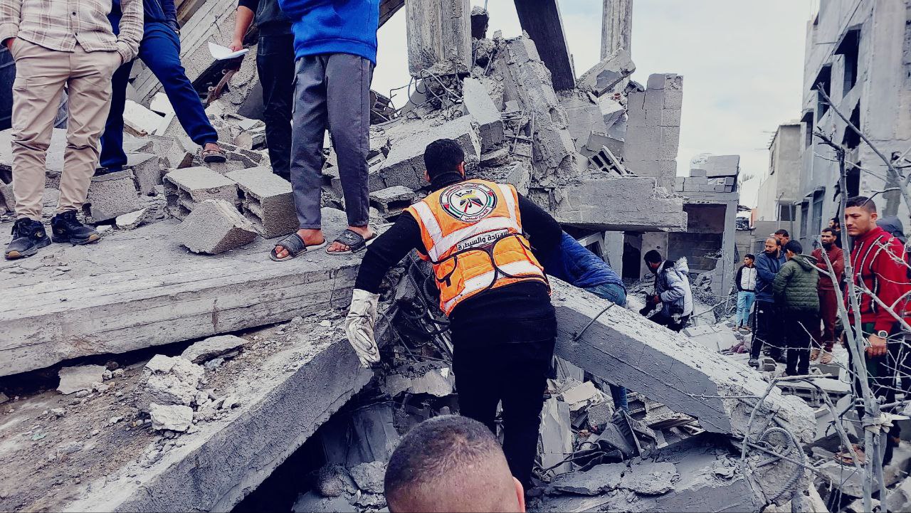 الدفاع المدني بغزة يباشر بانتشال جثامين الشهداء في خانيونس