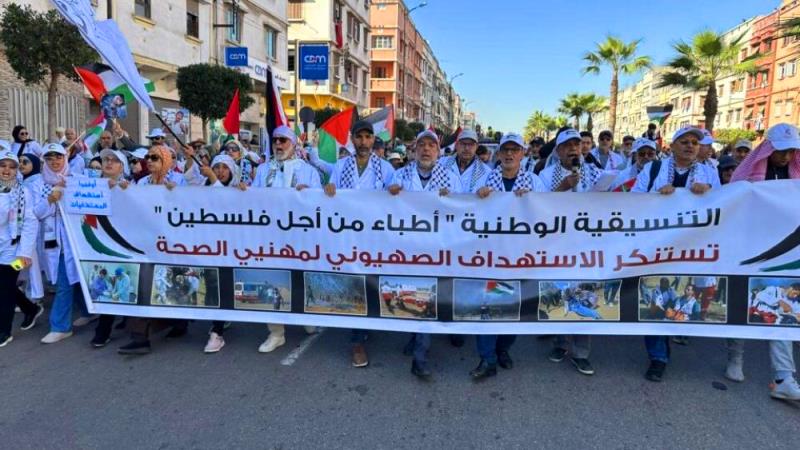 بملابسهم البيضاء.. أطباء مغاربة يطالبون وقف "حرب الإبادة" بغزة