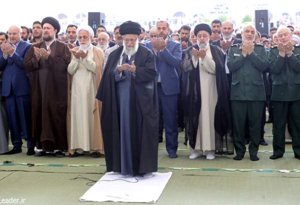 نماز عید فطر به امامت رهبر انقلاب اسلامی اقامه شد
