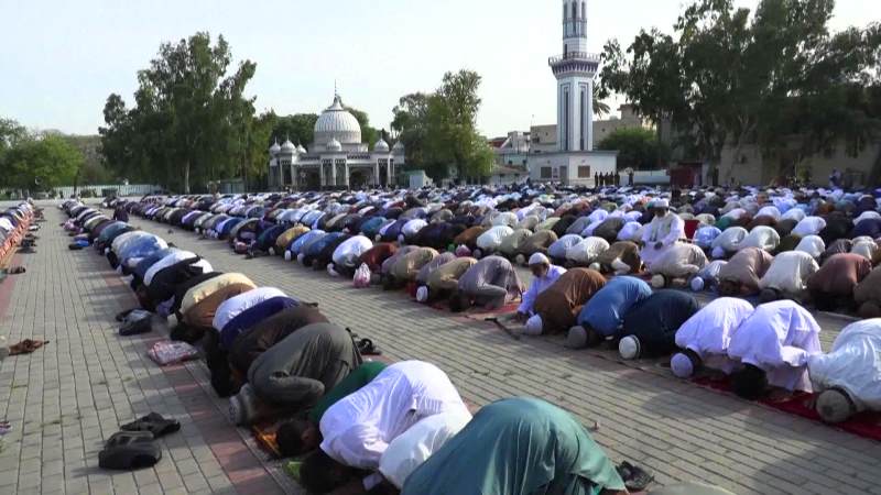 المسلمون يؤدون صلاة عيد الفطر في مسجد الجامع بمدينة روالبندي الباکسستانیة