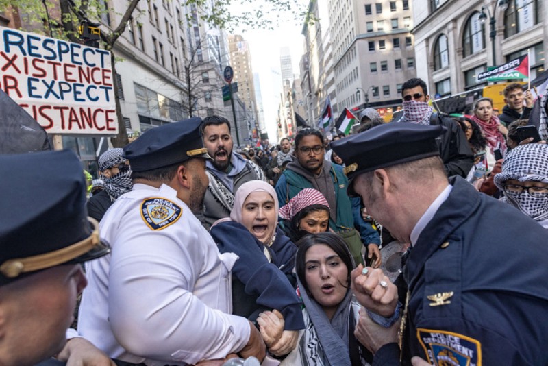 بالصور .. شرطة نيويورك تشتبك مع متظاهرين متضامنين مع غزة