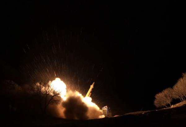 الحرس الثوري يعلن اطلاق عشرات المسيرات والصواريخ نحو الكيان الصهيوني