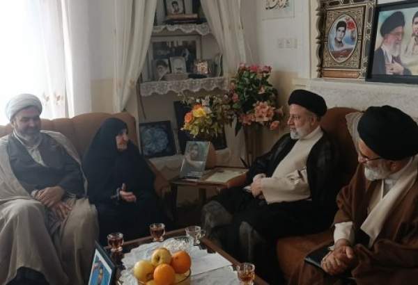 دیدار رئیس‌جمهور با مادر شهیدان طوسی و مادربزرگ شهید مدافع حرم محمدرضا دهقان