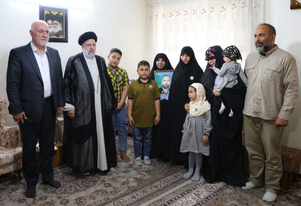 سید ابراہیم رئیسی کا دمشق ایرانی قونصل خانے کے شہید علی آقا بابائی کے گھر والوں سے ملاقات
