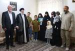سید ابراہیم رئیسی کا دمشق ایرانی قونصل خانے کے شہید علی آقا بابائی کے گھر والوں سے ملاقات