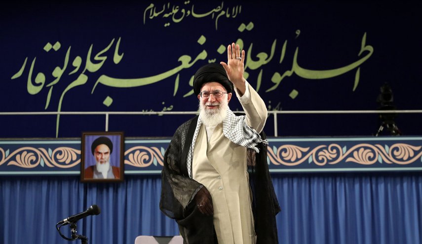 قائد الثورة الاسلامية يستقبل حشداً من المعلمين يوم الأربعاء
