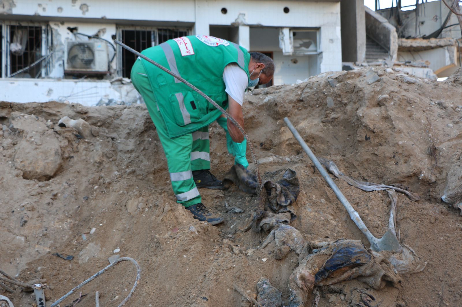 حماس: كشف مقابر جماعية جديدة دليل على الوحشية التي اقترفها جيش الاحتلال المجرم