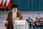 رہبر انقلاب اسلامی نے پارلیمانی انتخابات کے دوسرے مرحلے پر  اپنا ووٹ کاسٹ کیا