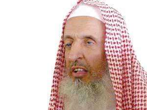 مفتي السعودية يطالب المسلمين بصيانة صيامهم ويحذرهم من الفضائيات "المجرمة"