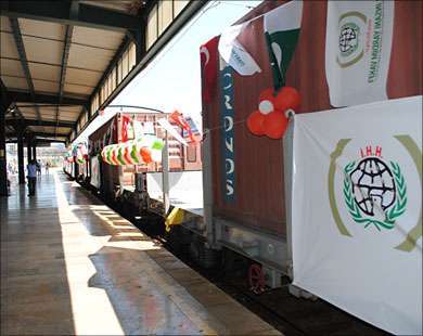 القطار يحمل 450 طنا من المساعدات الطارئة لباكستان