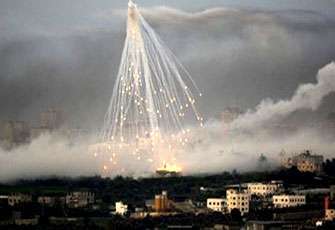 مشهد من قصف قطاع غزة بالقنابل الفسفورية خلال حرب الأيام الـ 22