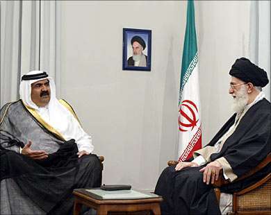 أمير قطر مع قائد الجمهورية الاسلامية في زيارة سابقة