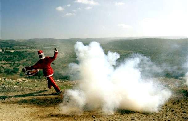 حمله نظامیان صهیونیست به بابانوئل فلسطینی  