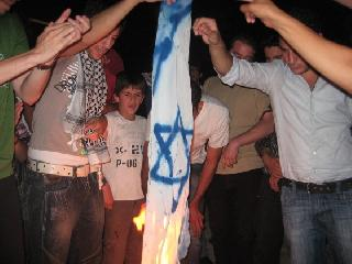 الأردنيون يحرقون علم اسرائيل ليلة رأس السنة