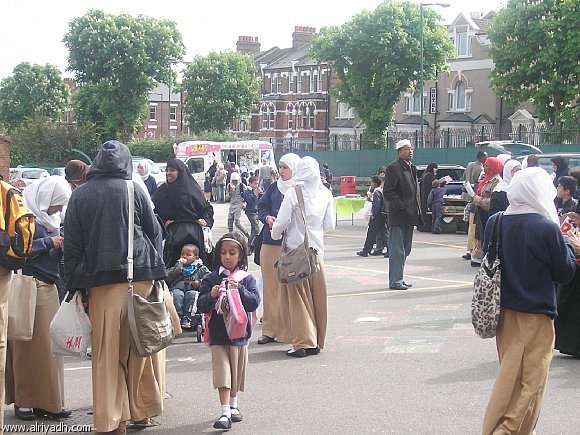 خمسة آلاف بريطاني يعتنقون الإسلام سنويا