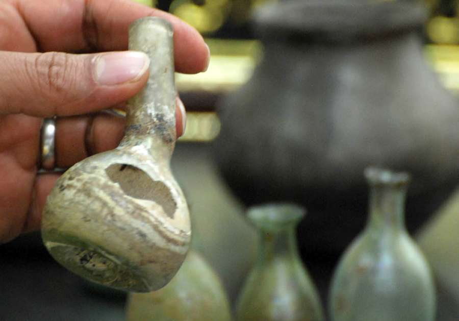 Antiques from Achaemenid era (550-330 BCE) discovered in Isfahan, central Iran(photo)