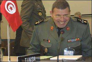 قائد الجيش التونسي يتعهد بحماية الثورة والدستور