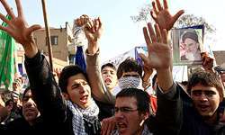 تجمع دانشجويان تهراني در مقابل دفتر حافظ منافع مصر
