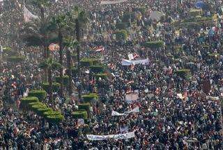المتظاهرون يتوافدون على ميدان التحرير ويهتفون بسقوط مبارك