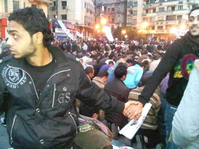 محافظت جوانان مسیحی از مسلمانان هنگام نماز در قاهره