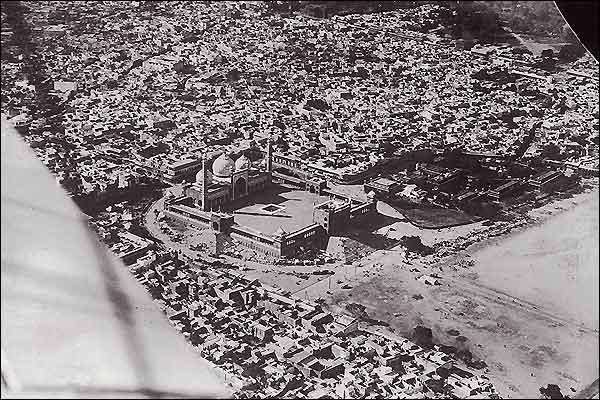 مسجد جامع دھلی قدیم (عکس سال 1924میلادی)