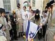 حاخامات يهود يحرقون العلم الصهيوني بالقدس المحتلة