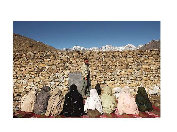 طالبان دو مدرسه دخترانه را منفجر کرد