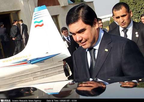 Iranian President Mahmoud Ahmadinejad has presented an Iranian two-seater airplane to visiting Turkmen President Gurbanguly Berdymukhamedov.