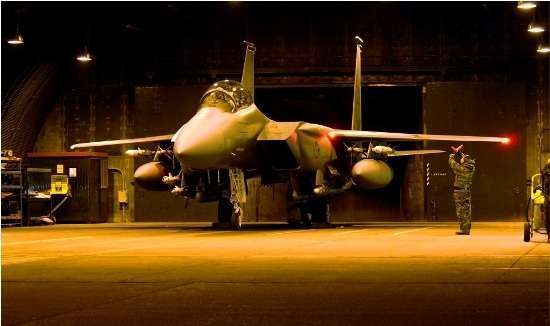 جنگنده F۱۵ امریکا، در حال آماده شدن برای پرواز به سمت لیبی