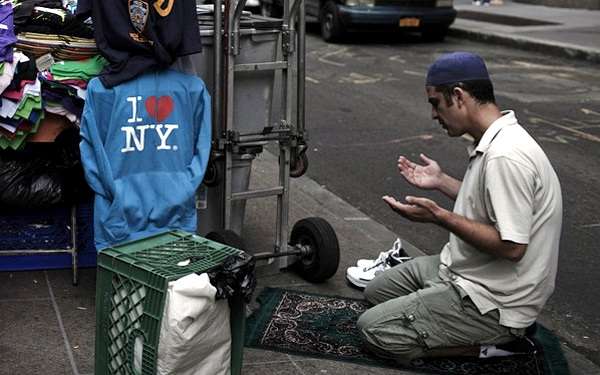 اقامه نماز در یکی از معابر شهر نیویورک