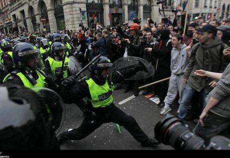 خشونت پلیس علیه تظاهرات ضد سرمایه داری در آمریکا و فرانسه