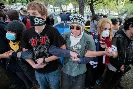 ادامه اعتراض جنبش اشغال به رغم خشونت پلیس آمریکا