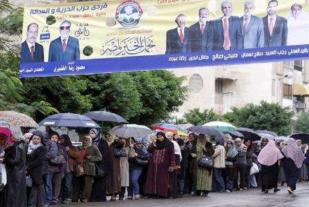 احتمال مقابله نظامیان مصر با احزاب اسلامی /قانون اساسی مصر باید با رای اکثریت تدوین شود
