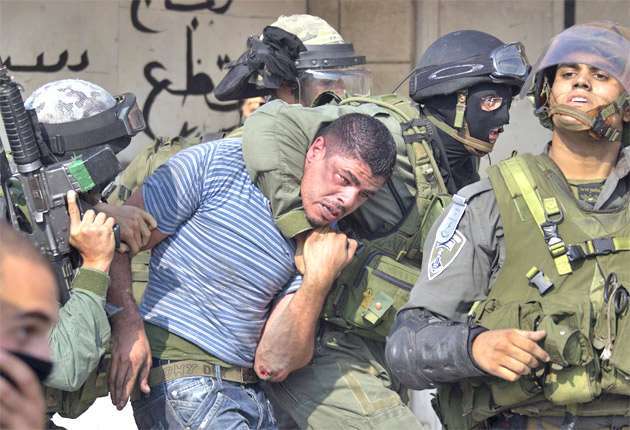 استشهاد فلسطيني واعتقال شابين