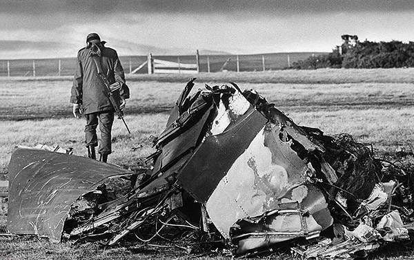 سرباز ارژانتینی در کنار لاشه هواپیمای سرنگون شده انگلیسی