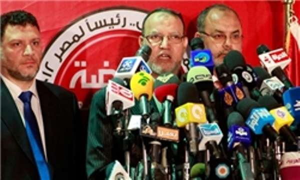 تلاش مرسی برای تشکیل گروه ریاست‌جمهوری در مصر برای نجات انقلاب / هراس از پیروزی احتمالی شفیق