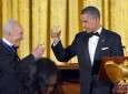 أوباما يقلد المجرم الصهيوني بيريز ميدالية الحرية