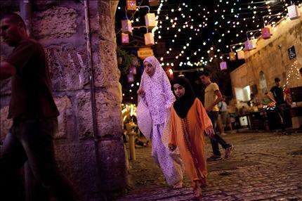 فتيات يقصدون المسجد لأداء صلوات التراويح