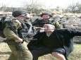 جندي إسرائيلي يعتدي على محتج فلسطيني في مستوطنة كارمئي تسور القريبة من بلدة بيت أمر جنوب الضفة الغربية (أ. ف. ب)