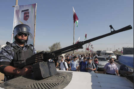 أمير قطر في غزة ودعواتٌ لمقاطعة زيارته "غير المرحب بها"