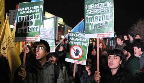 تركيا.. احتجاجات واسعة ضد قيود الانترنت والشرطة تفرقها باستخدام القوة