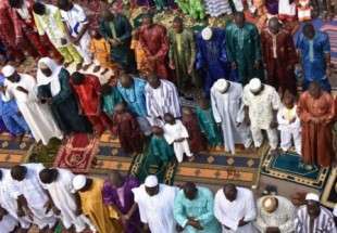 مسلمو أفريقيا استذكروا قيم الإسلام السمحة أثناء آدائهم لصلاة عيد الاضحی