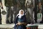 Israeli troops force old Palestinian women to leave home
