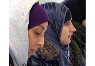 مدرسات كنديات غير مسلمات يلبسن الحجاب احتجاجًا على حظره