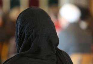 Women Rip off Muslimah Hijab in London