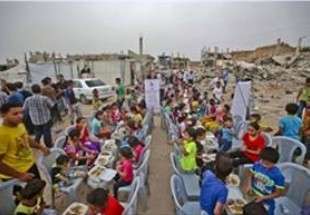 افطار کودکان جنگ زده فلسطینی بر روی خرابه های جنگ غزه