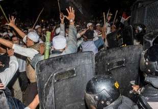 Clashes between Indonesian police and Muslim protesters  