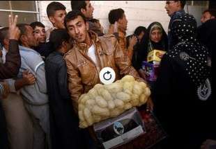 موصل: غذائی سامان حاصل کرنے والوں کی طویل صف  