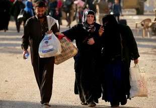 عراقی فوج داعش کے قبضے سے فرار ہونے والے شہریوں کی مدد کرتے ہوئے  
