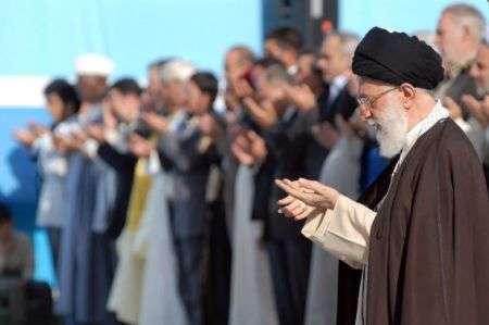 صلاة عيد الفطر تقام بإمامة قائد الثورة الاسلامية في طهران